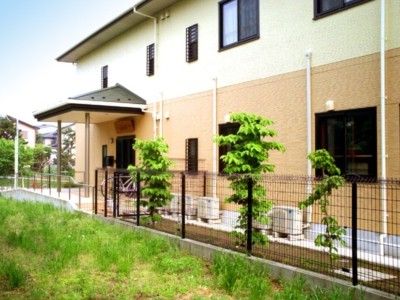 明るい外観の建物入口