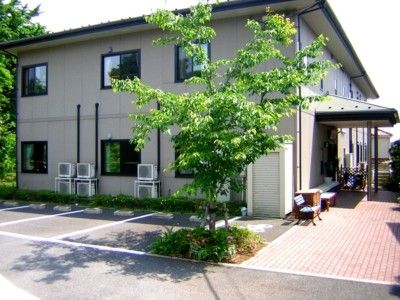 緑に囲まれた建物の入口