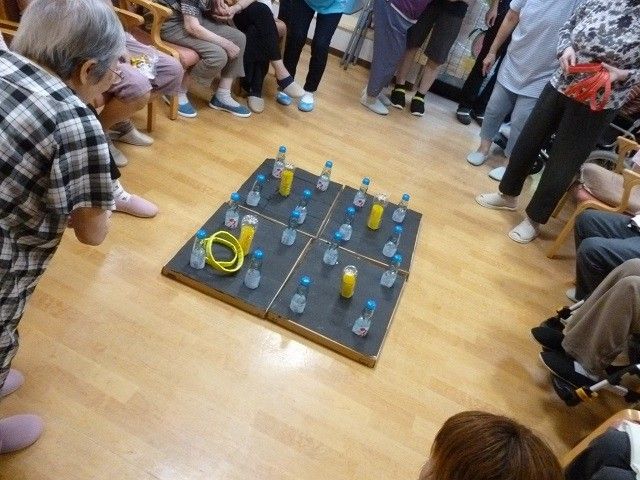 リング投げゲームを楽しむ様子
