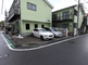 住宅街の落ち着いた通りの風景