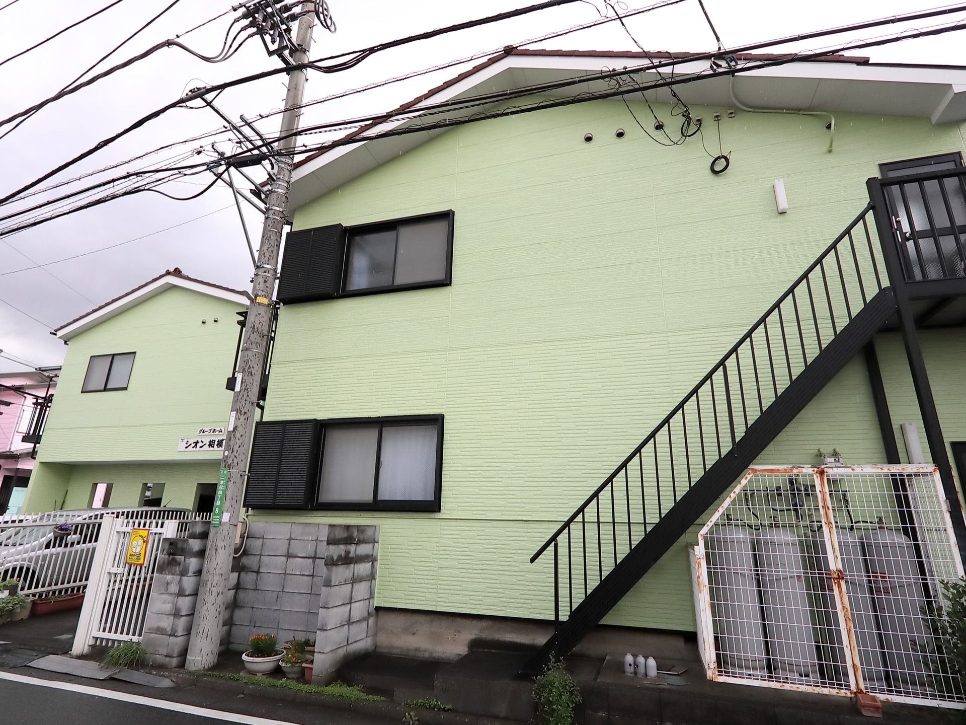 災害時や火災時に備え、非常階段を設置し、２階からの避難経路を確保している。安心して生活できる環境を整えている。