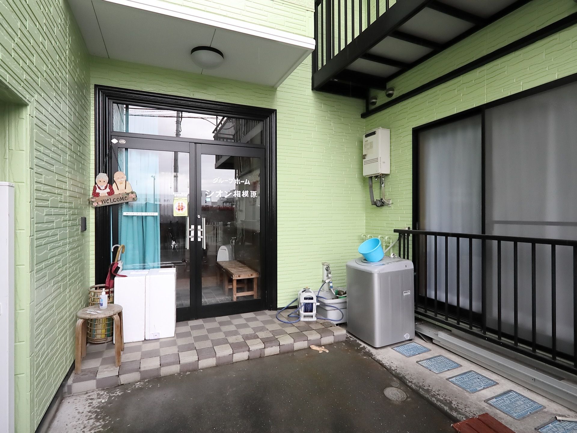 入居者様のプライバシーを守るため、入口は道路に面していない場所に設置している。来訪者様とはインターホンを通じて接触を行う。