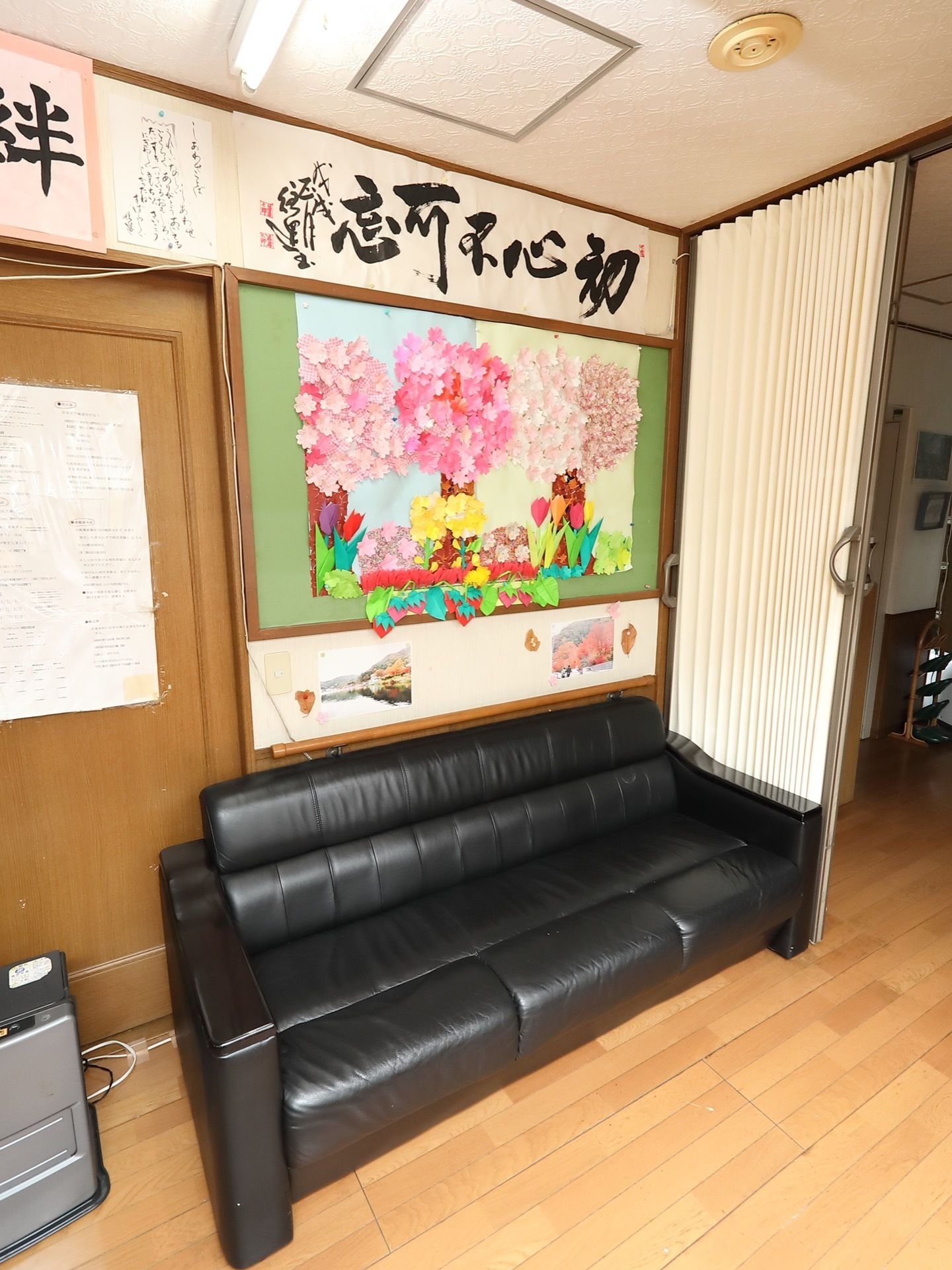 共有スペースに書道や切り絵などの作品を展示している。人に見られることで創作意欲がわき、張りのある生活を送れるように工夫をしている。