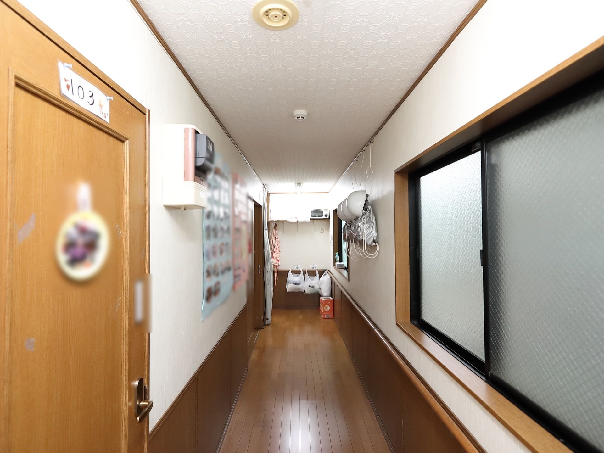 通路には避難時に使用するヘルメットや避難用具を備えている。常に整理整頓を心がけ、避難経路の確保に努めている。