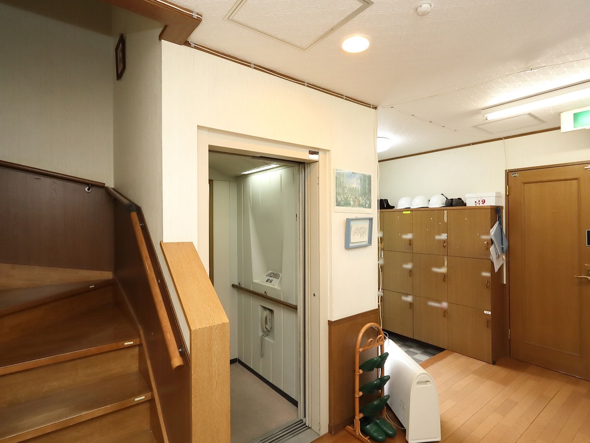 上下階へは階段とエレベーターで移動できる。一人ひとりに合ったリズムで生活できるように、環境を整えている。