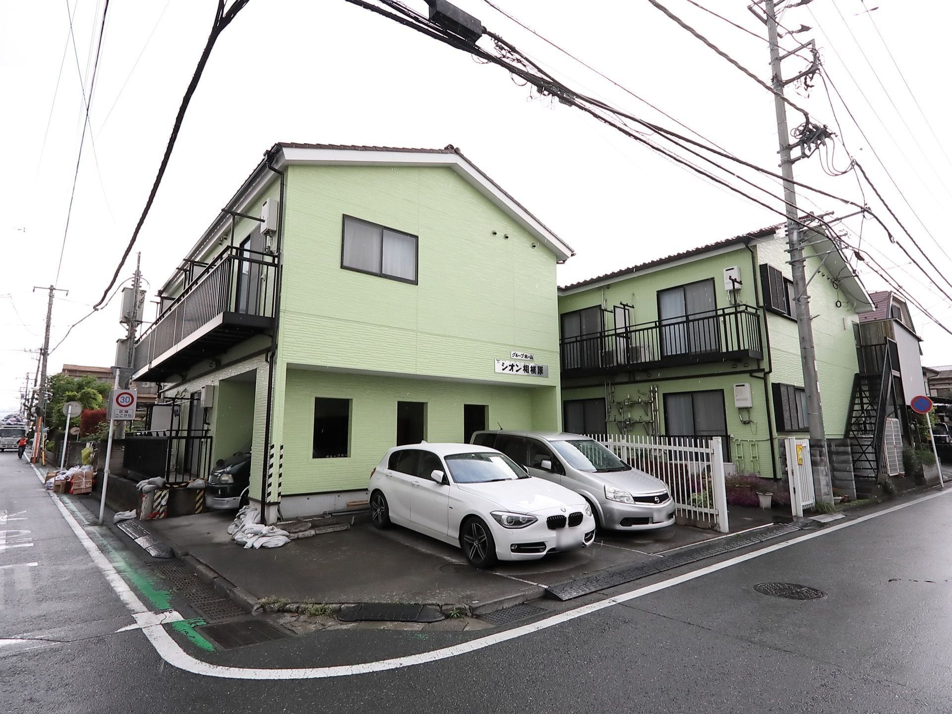 閑静な住宅地に立地している。季節ごとの催しやイベントなど地域住民との交流も多く、人と触れ合いながら生活することができる。