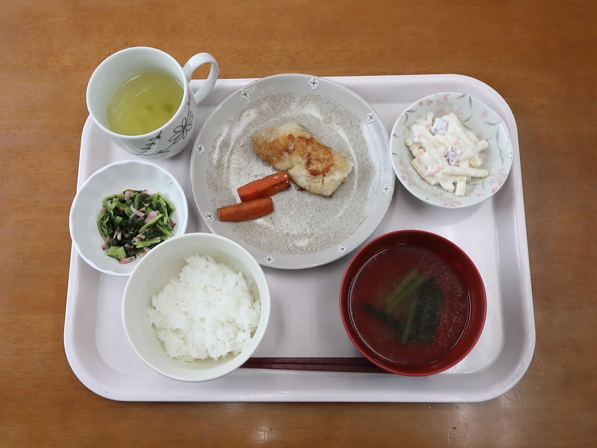 栄養バランスを考えて、野菜や動物性たんぱく質が取れる食事を提供している。見た目からも食欲がわくように、彩りも工夫をしている。