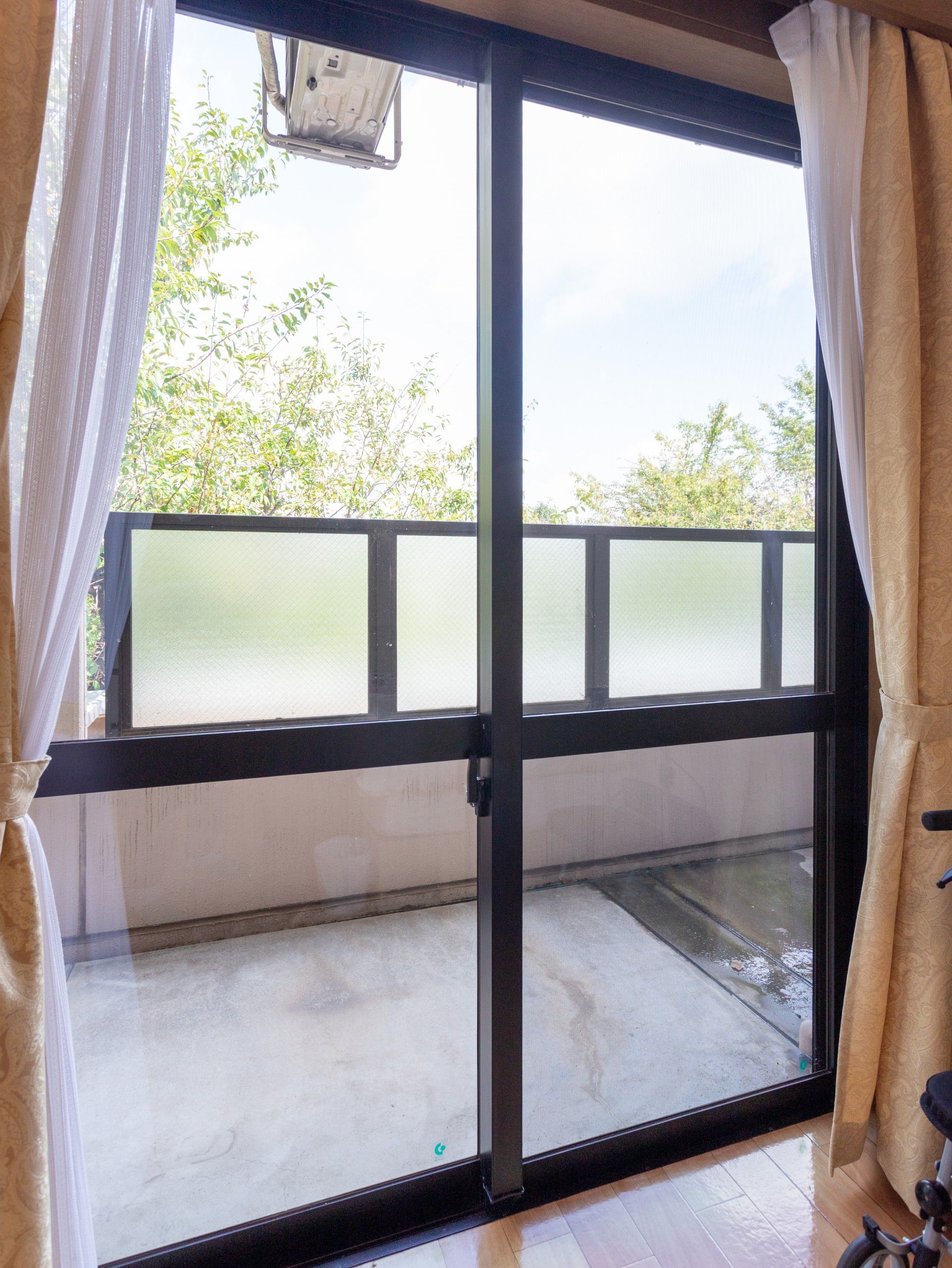 庭に面した大きな窓