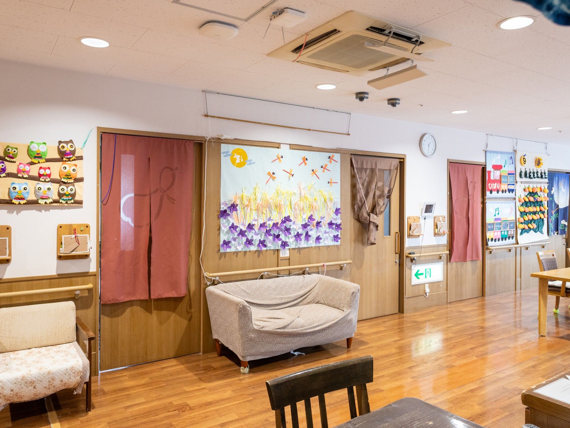 手作り装飾のある廊下