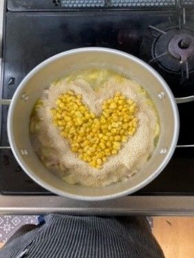 収納スペースが多いキッチンには調理器具が多く置かれ、アットホームな雰囲気。窓もあり明るい。