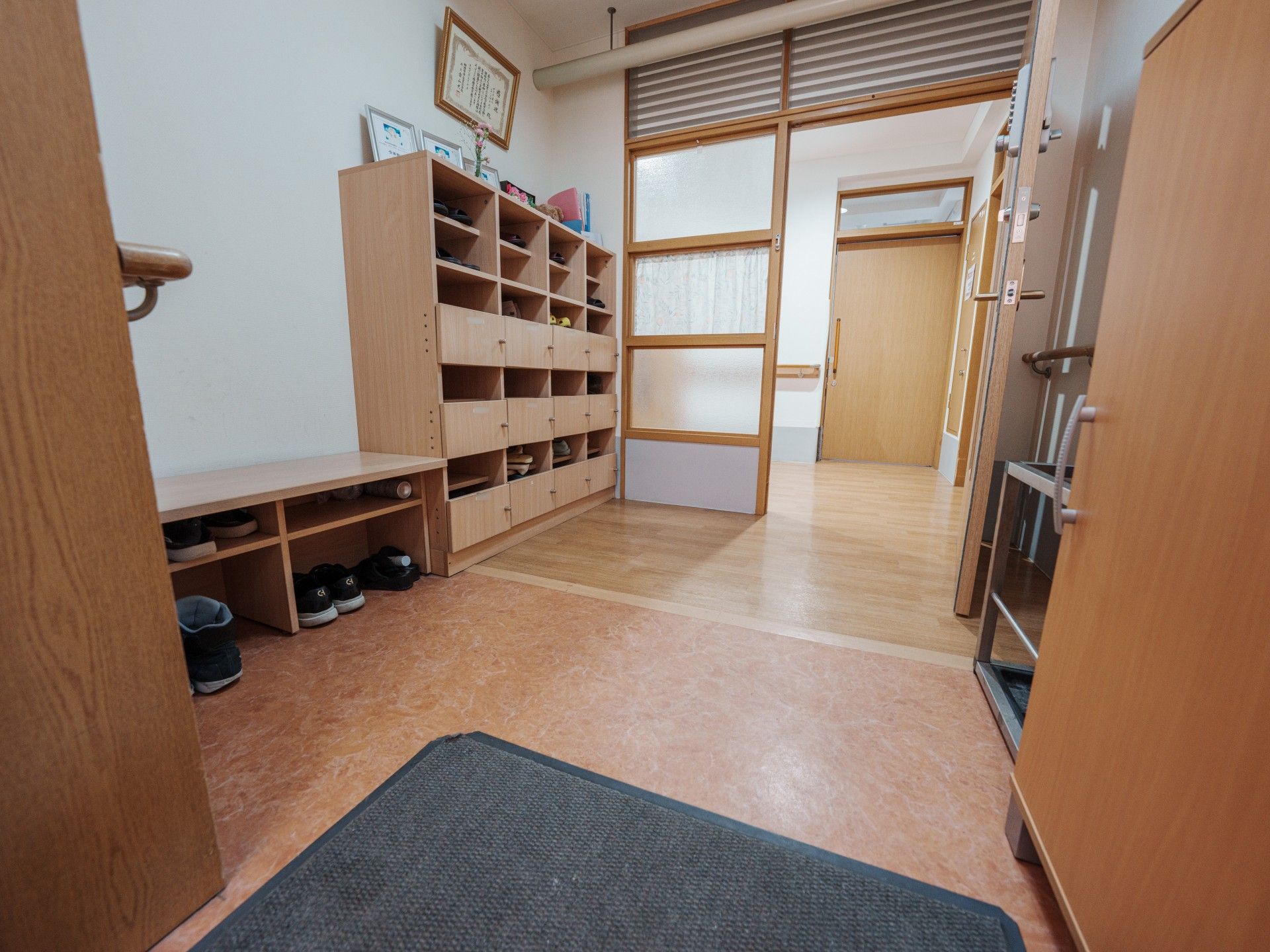 靴箱と廊下の入口