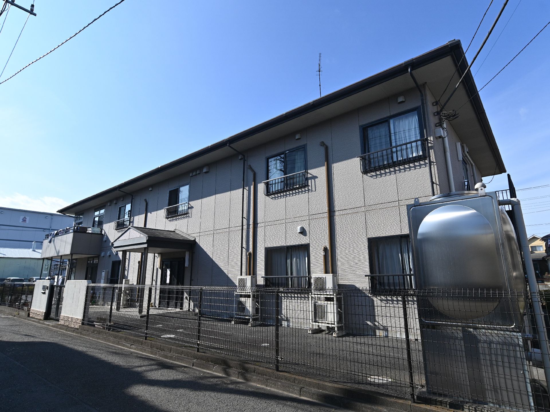 落ち着いた色合いで、白をベースにしたお洒落な外観