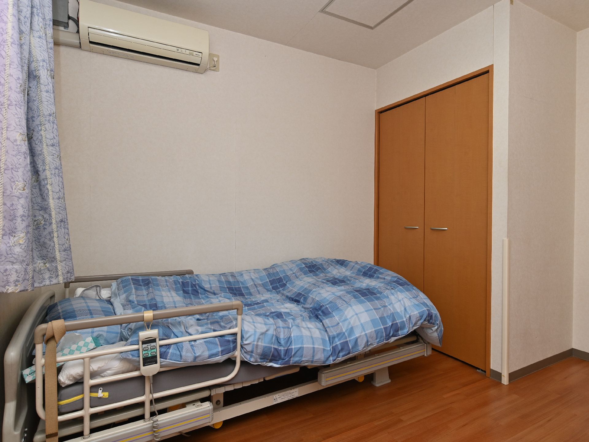 窓が設置され、介護ベッドが置かれている居室