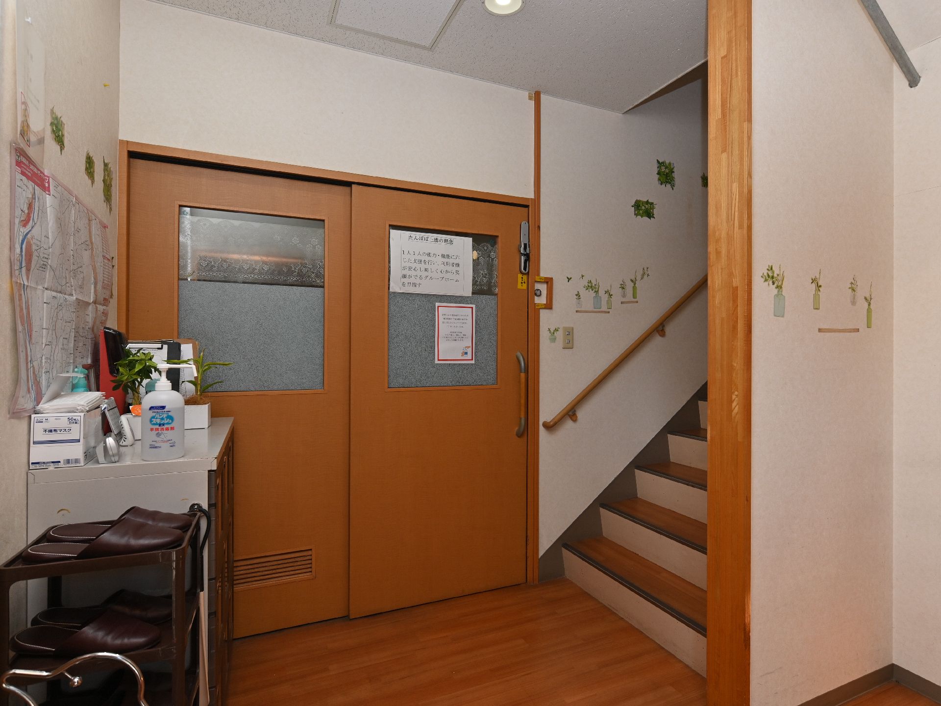 手すりが取り付けられており、転倒防止の対策をしている廊下