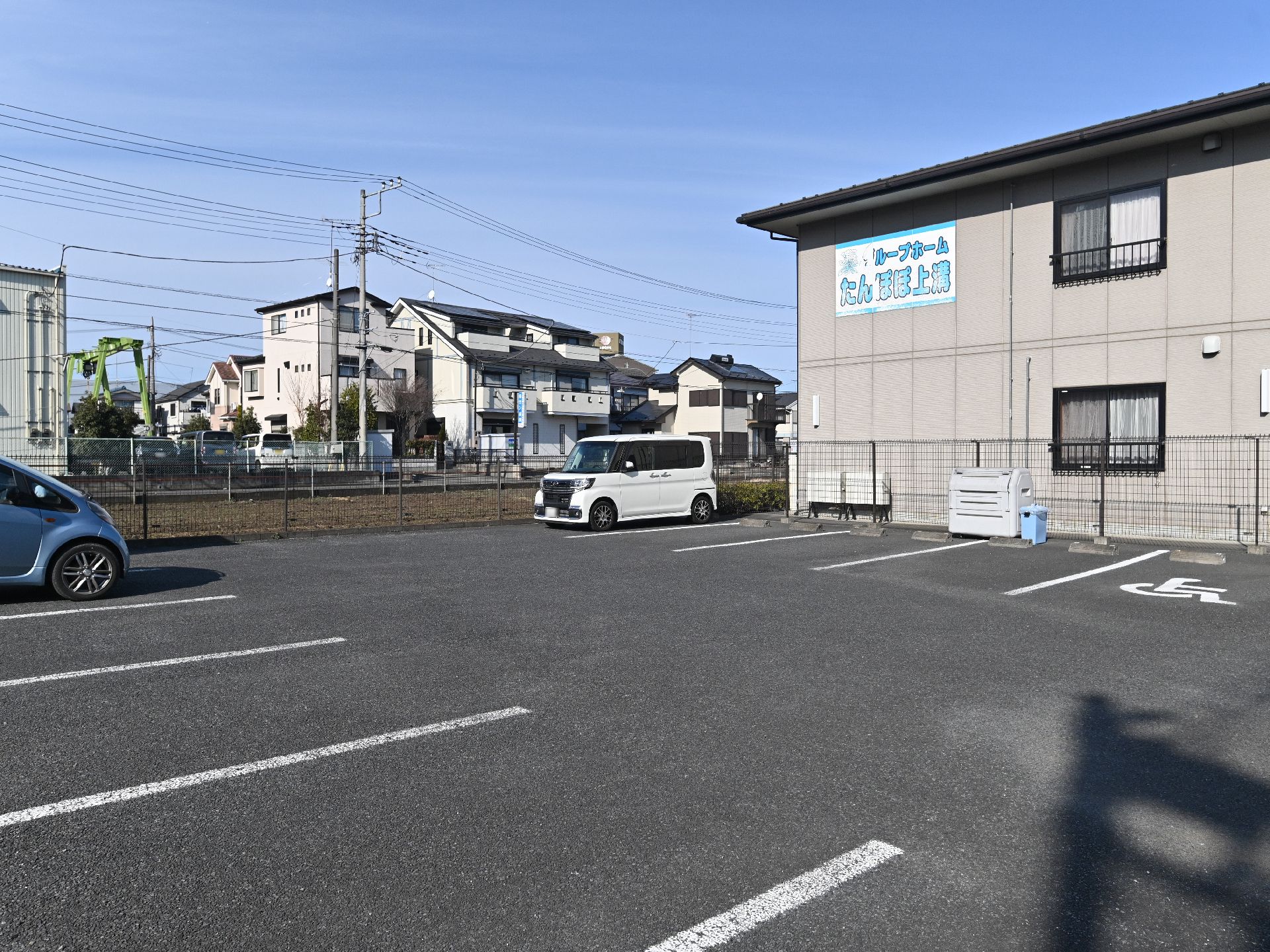 駐車場付近から見た、介護施設全体の外観