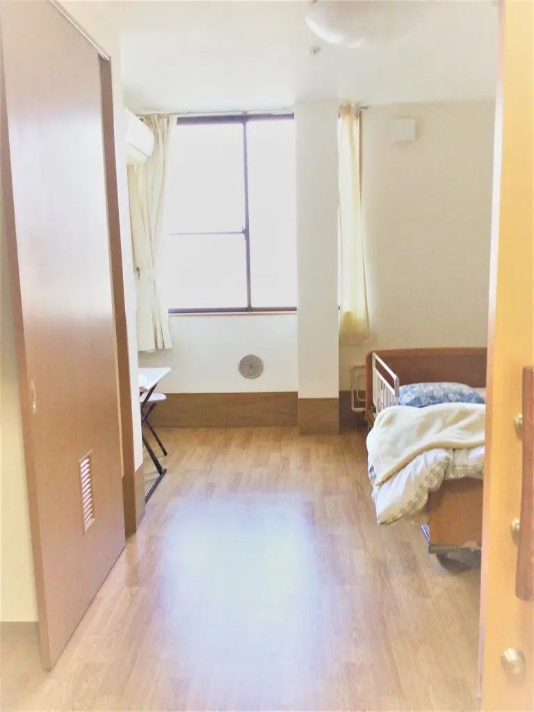 お部屋にはベッド、照明、エアコン、デスクが完備。