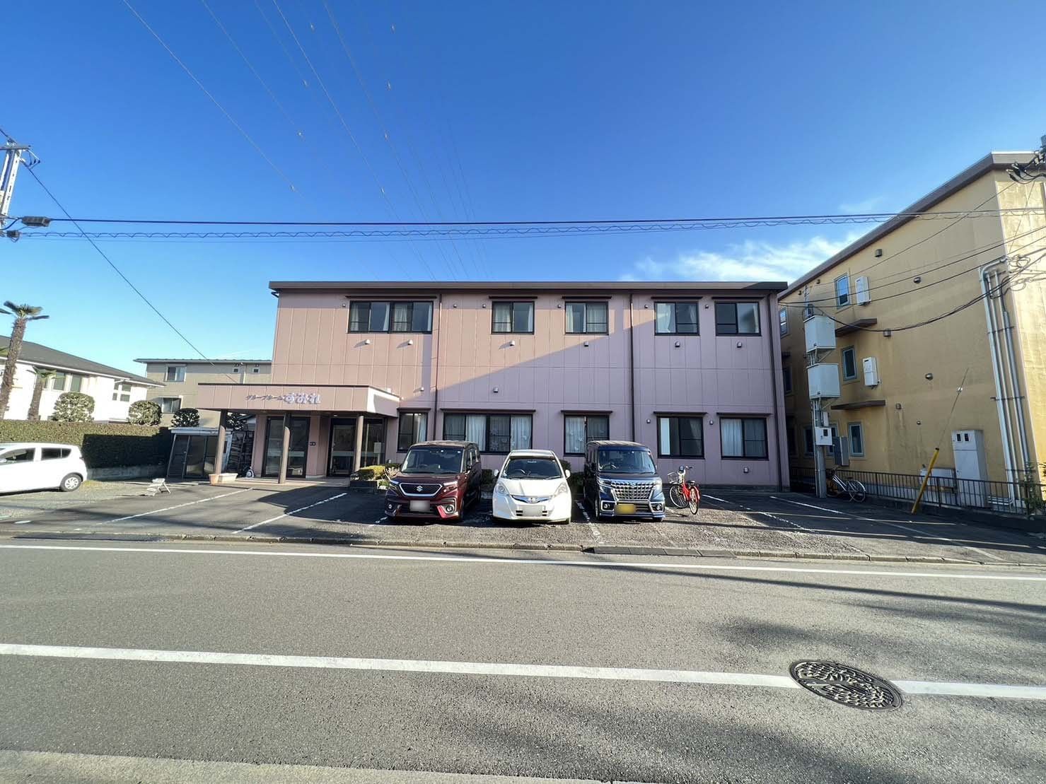 静かな外観の建物