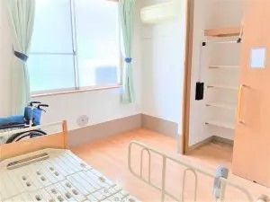 ベッド、カーテン、エアコン、収納棚、車いすが完備。