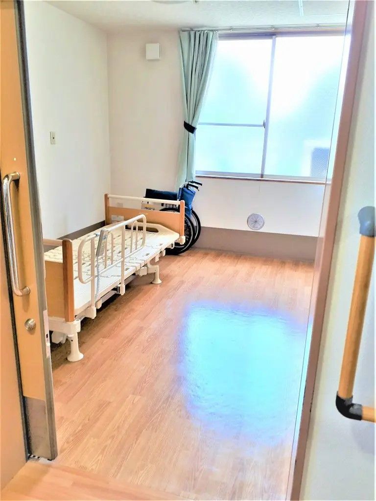 個室のお部屋にベッドが完備されている。