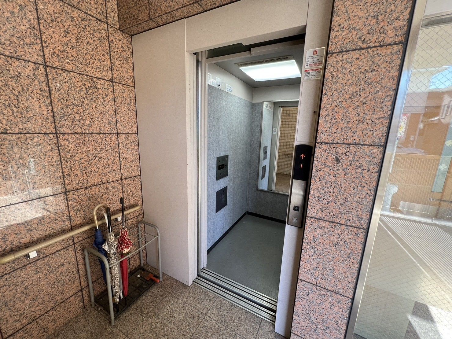 エレベーターの前の廊下