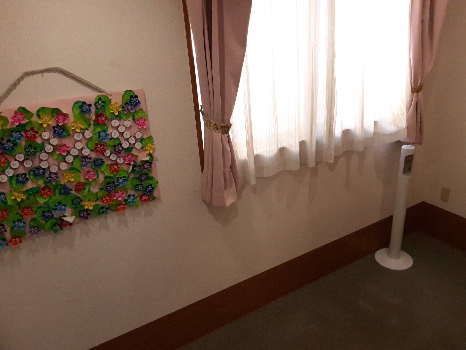 居室の壁飾りと窓