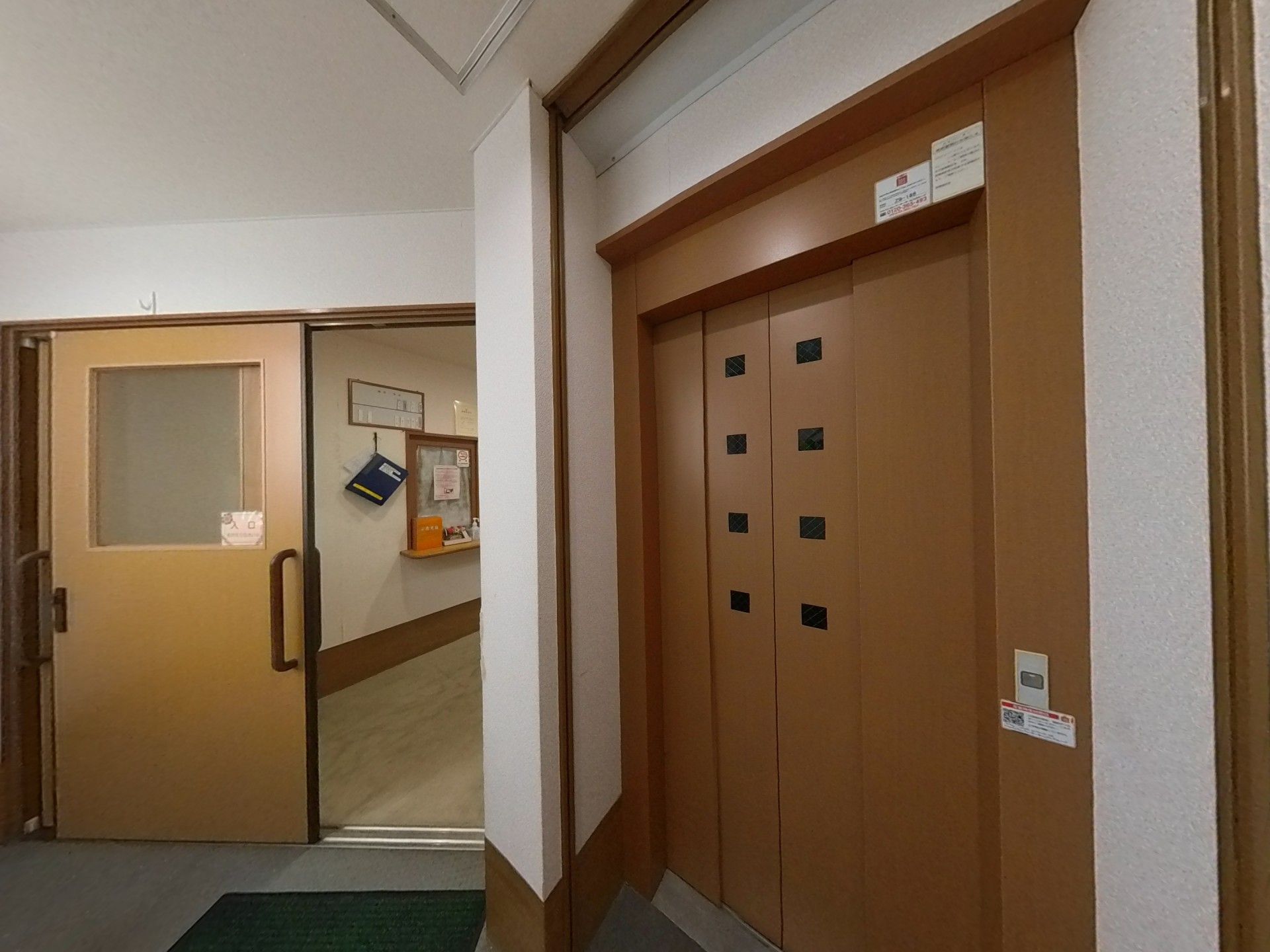 廊下とエレベーター