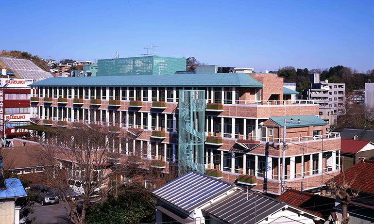 広々とした建物の外観