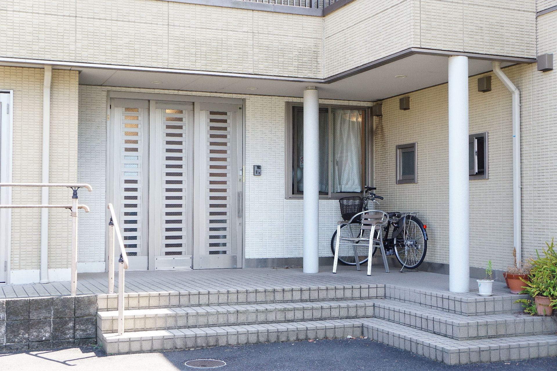 手すりが設置され、開けやすい引き戸になっている玄関ドア