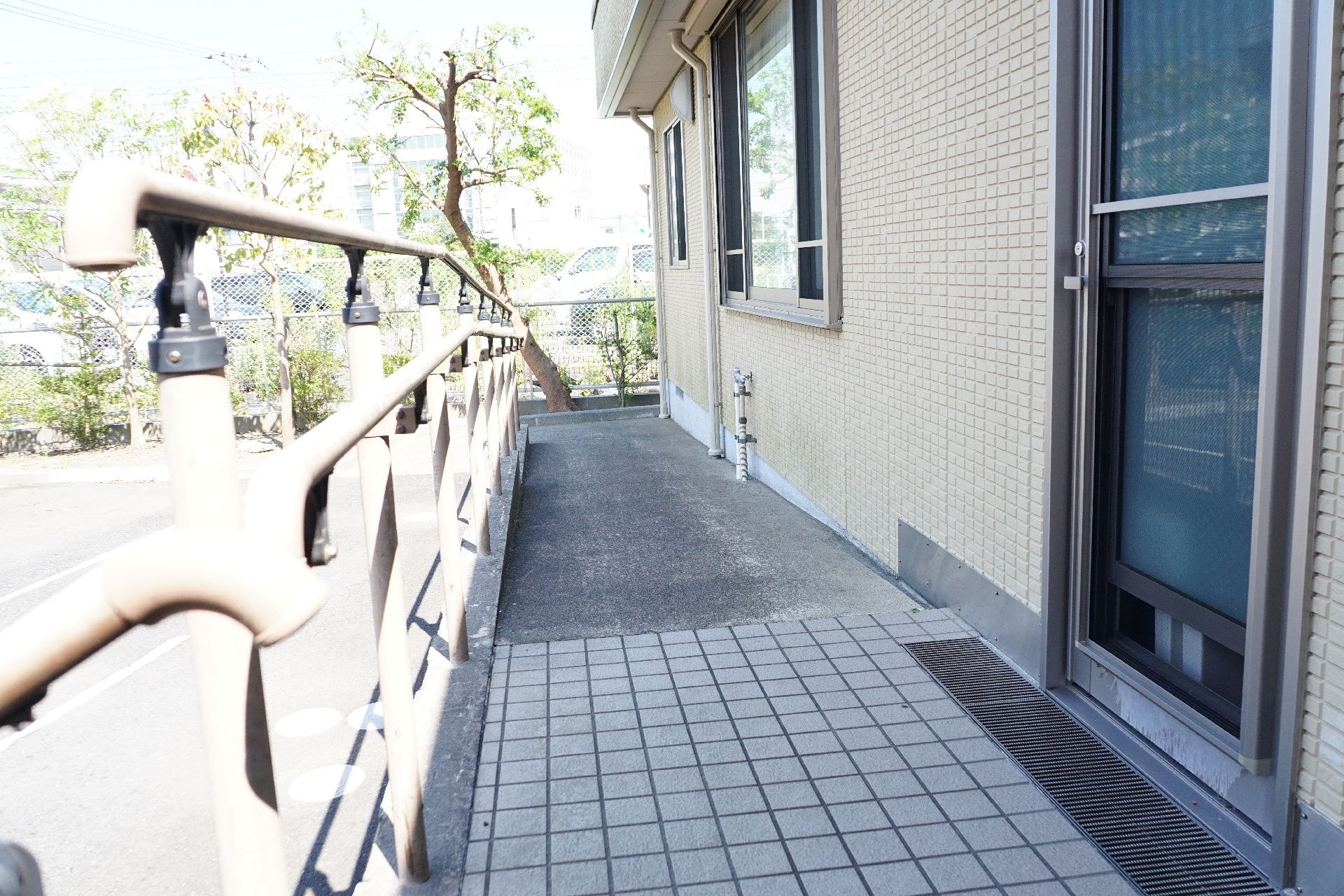 車いすや杖を使用している方が安全に玄関まで移動できるスロープ