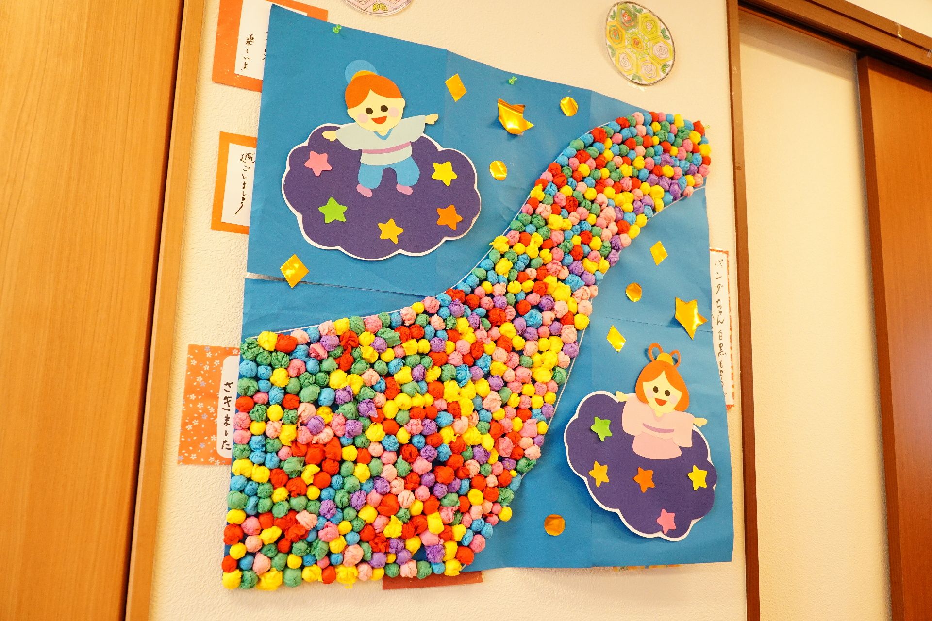 七夕に合わせて作成された織姫、彦星、天の川が表現された展示物