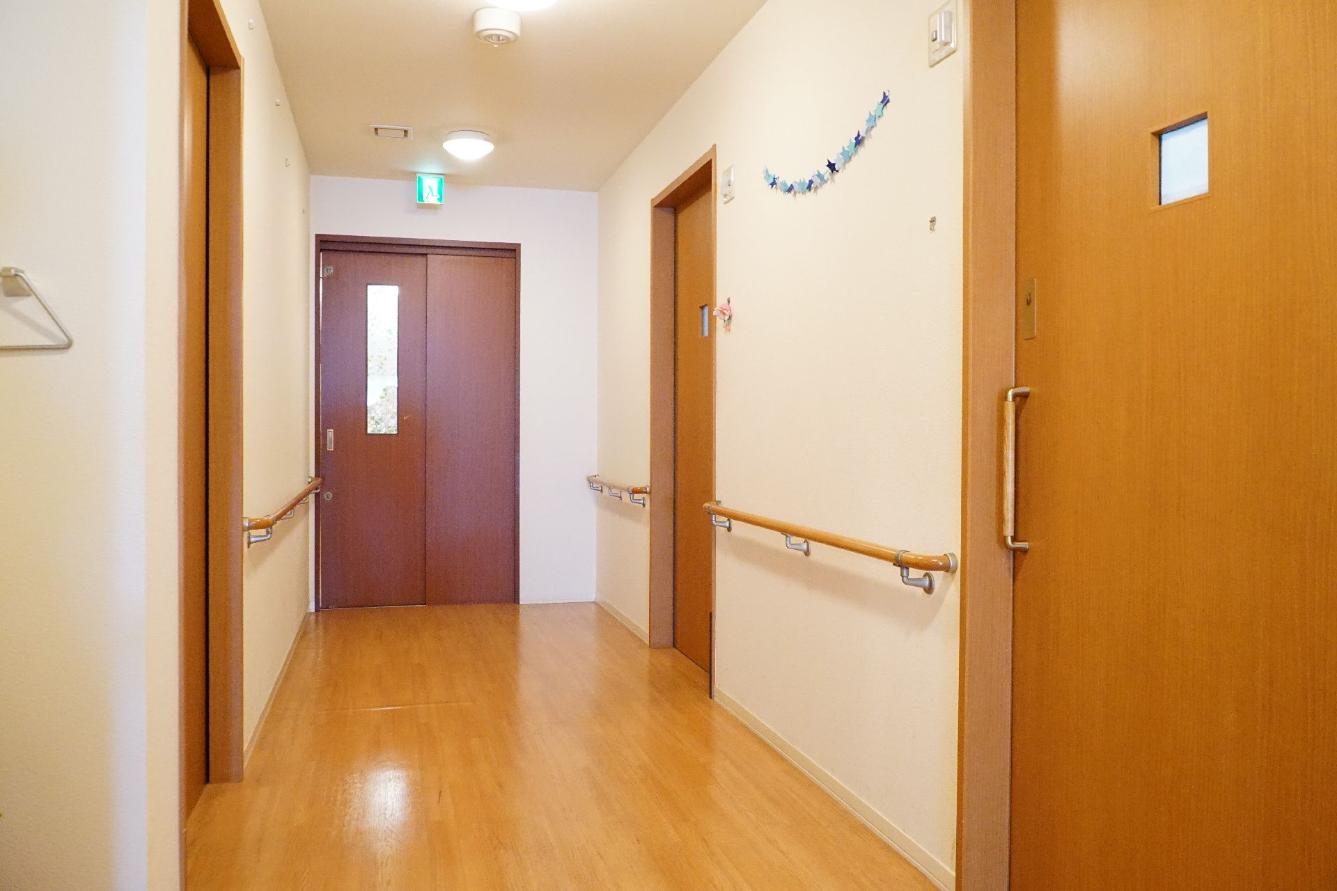 バリアフリー完備で、手すりが取り付けられ、段差がすべて解消されている廊下