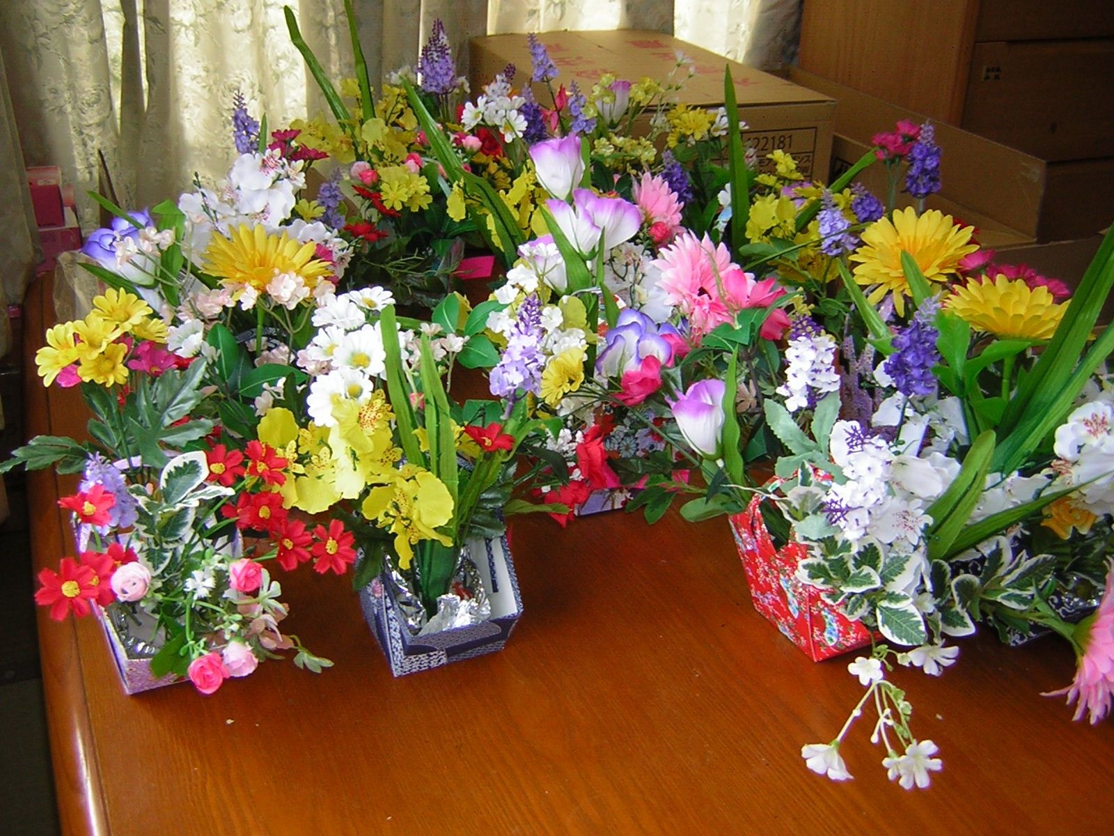 色とりどりの花のアレンジメント