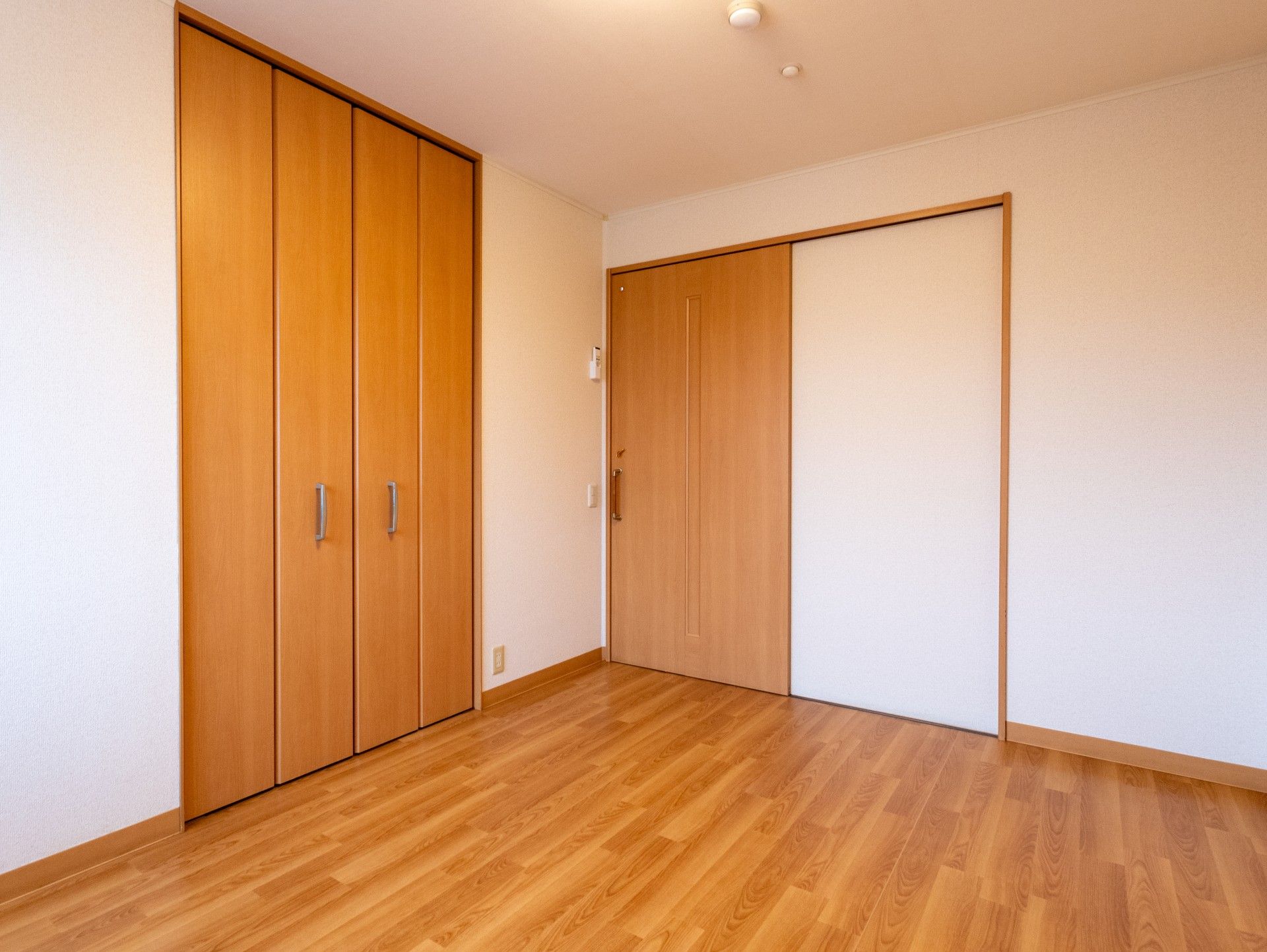 木目調の扉と床の部屋
