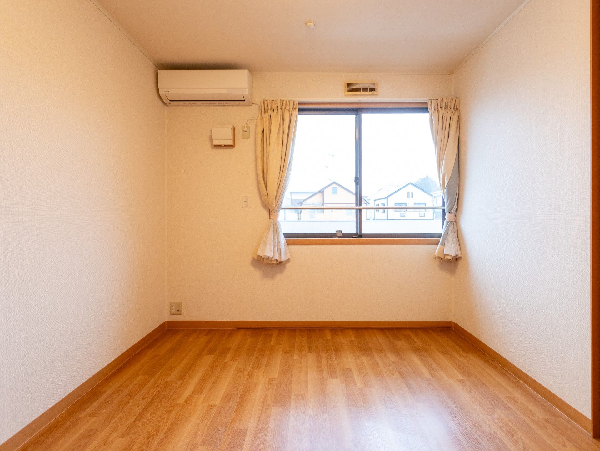 窓際の明るい部屋