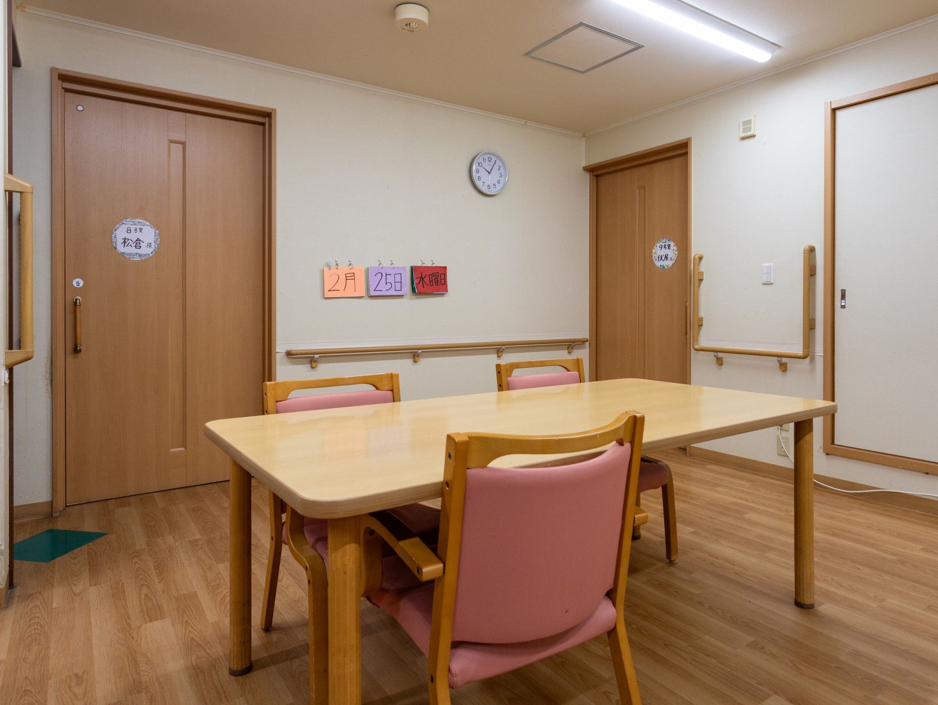 木製テーブルと椅子の部屋