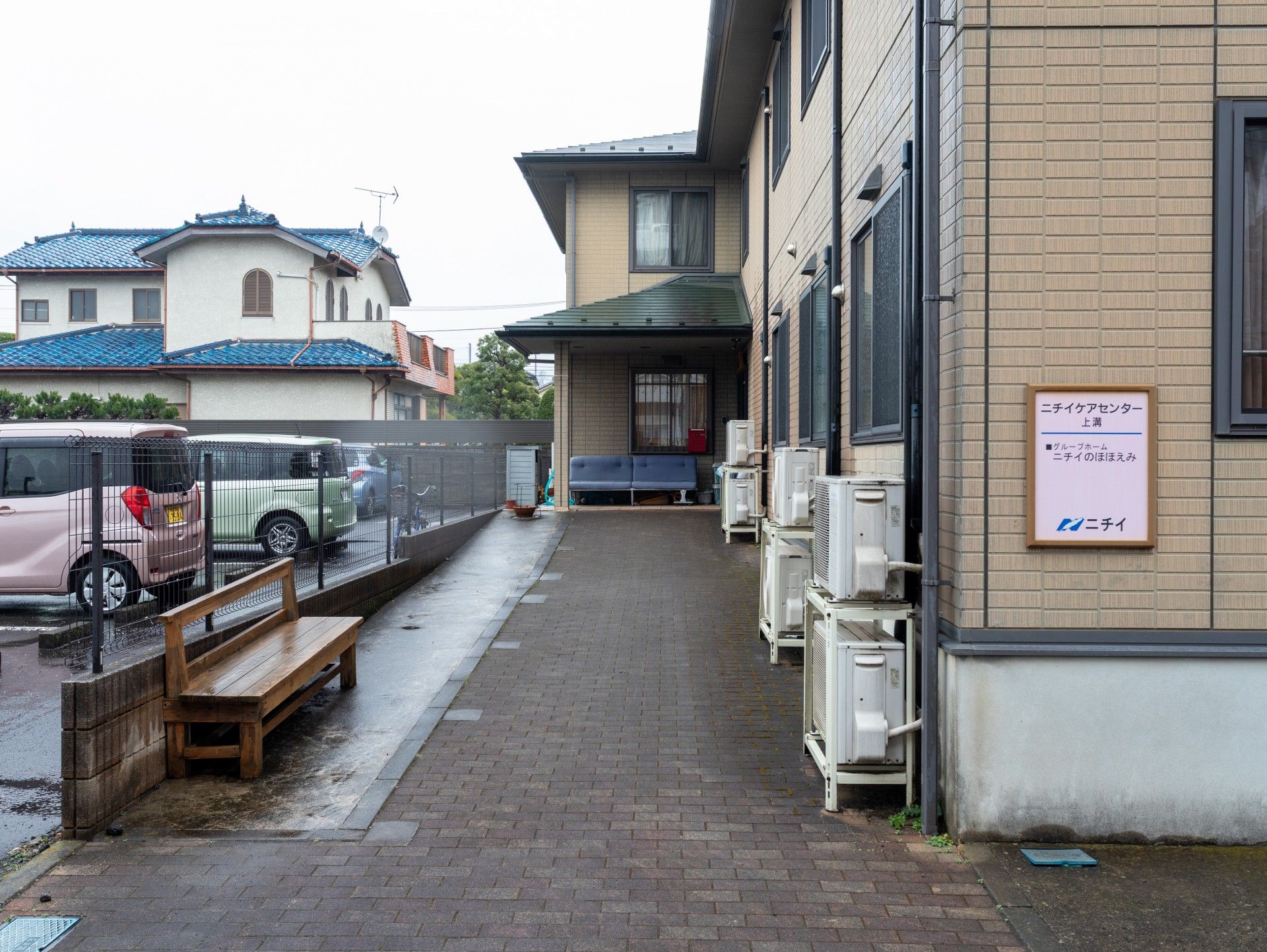 建物の外観と駐車場
