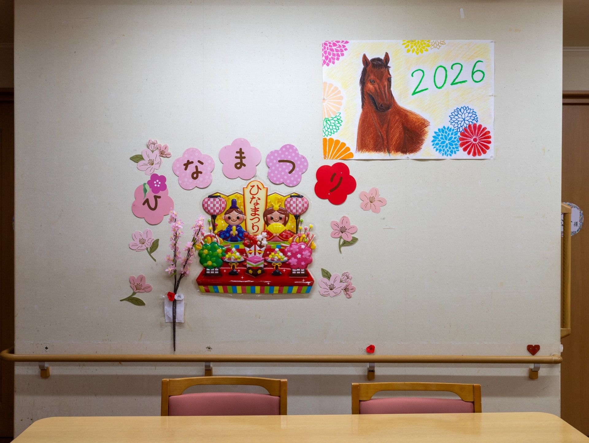 季節の飾りがある壁面