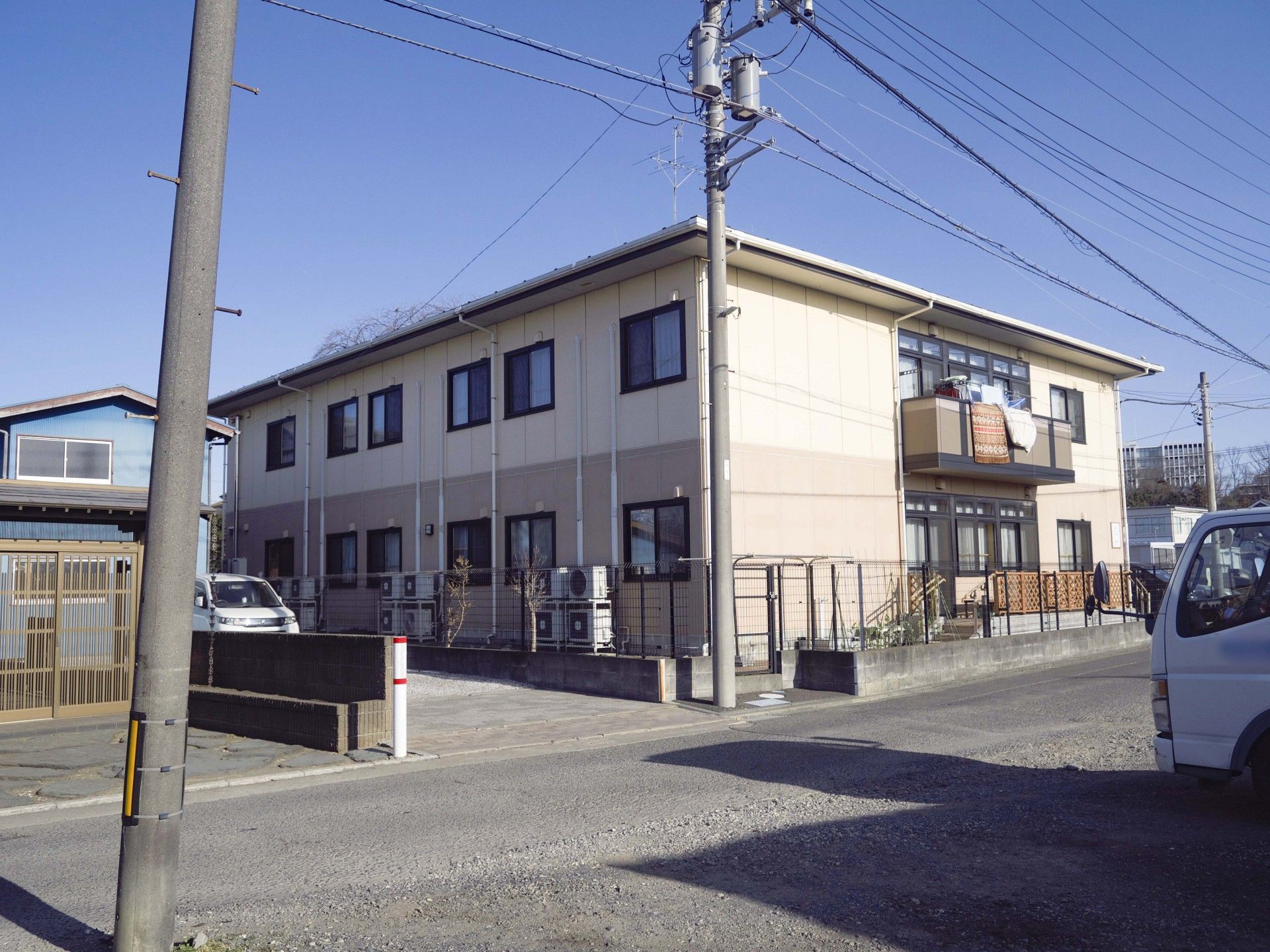 落ち着いた外観の建物