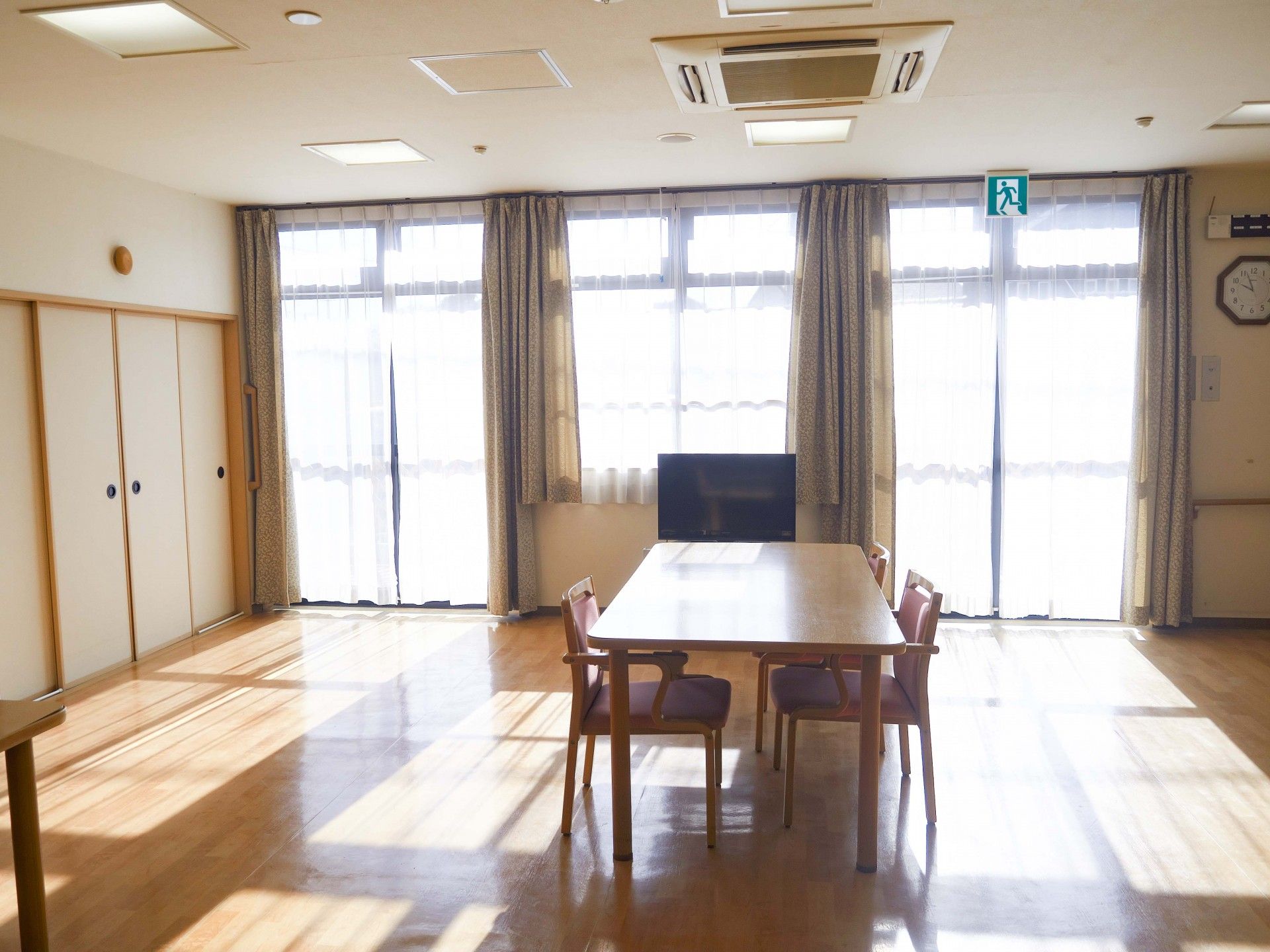 日差しが差し込む部屋