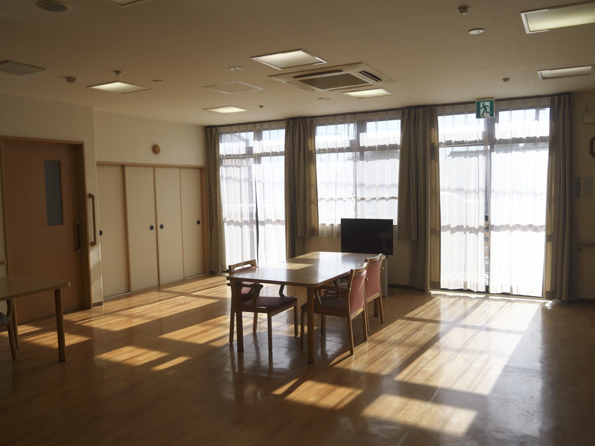 日差しが差し込む部屋