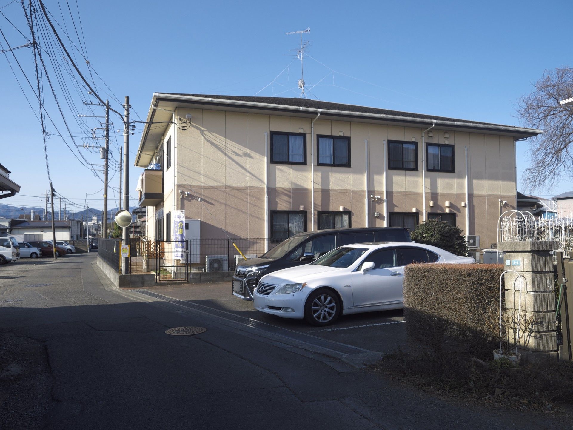 駐車場のある建物外観