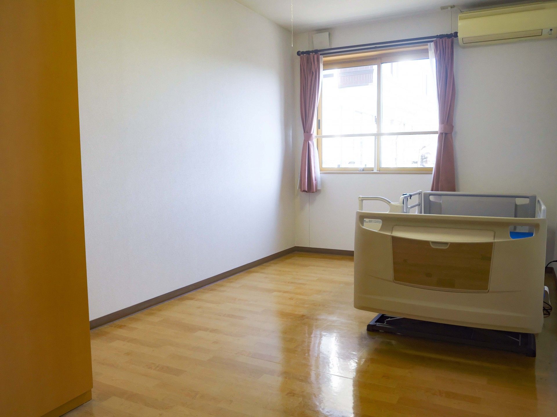 入居者様に手厚いケアを提供するスタッフ