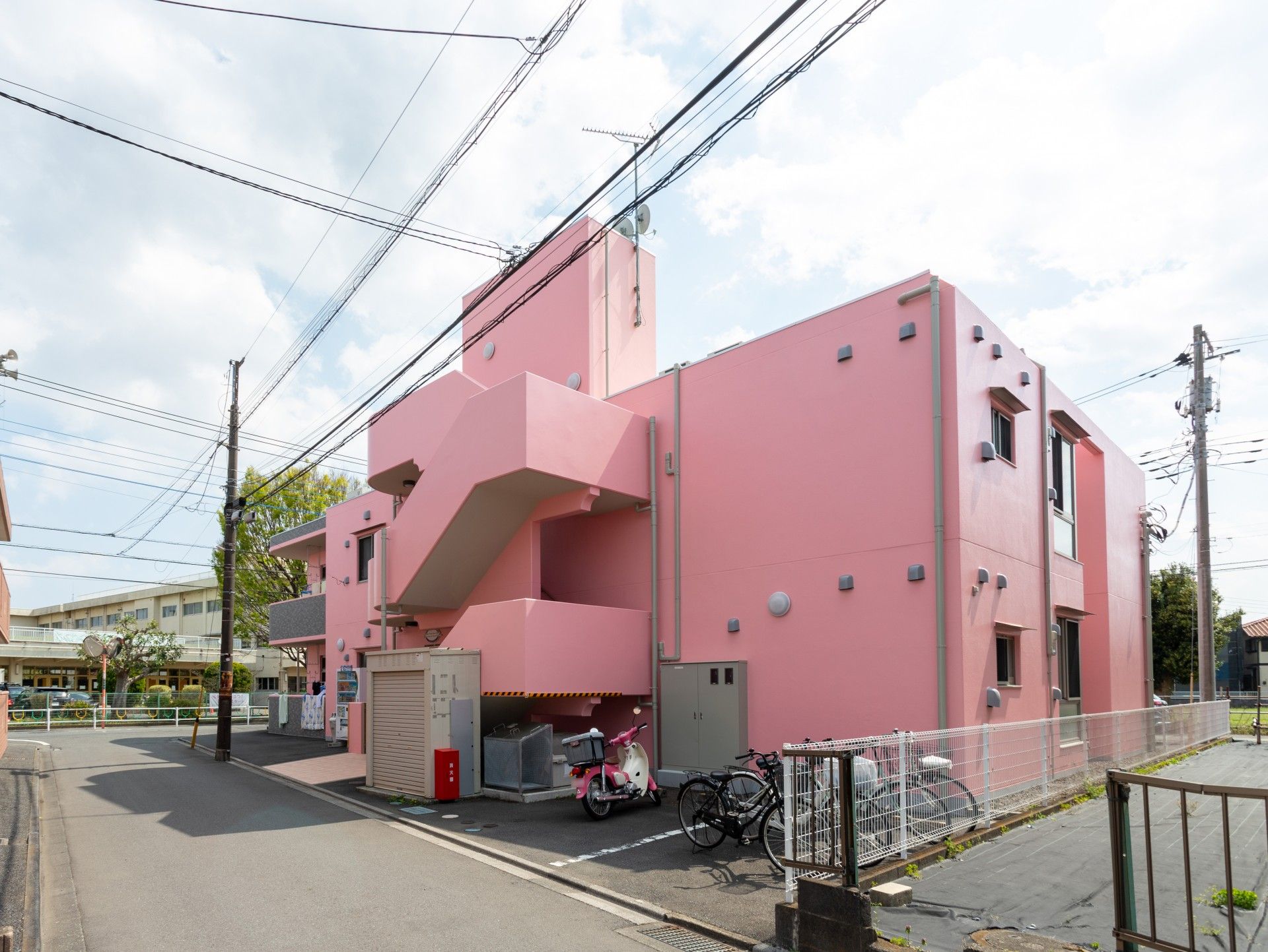 ピンク色の建物外観