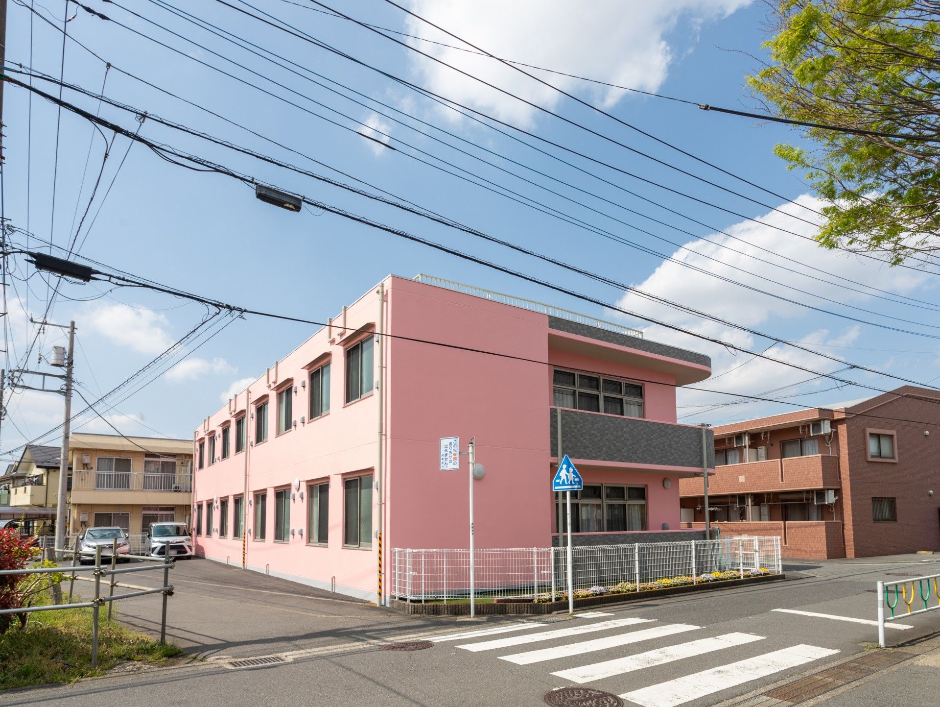 ピンク色の建物外観