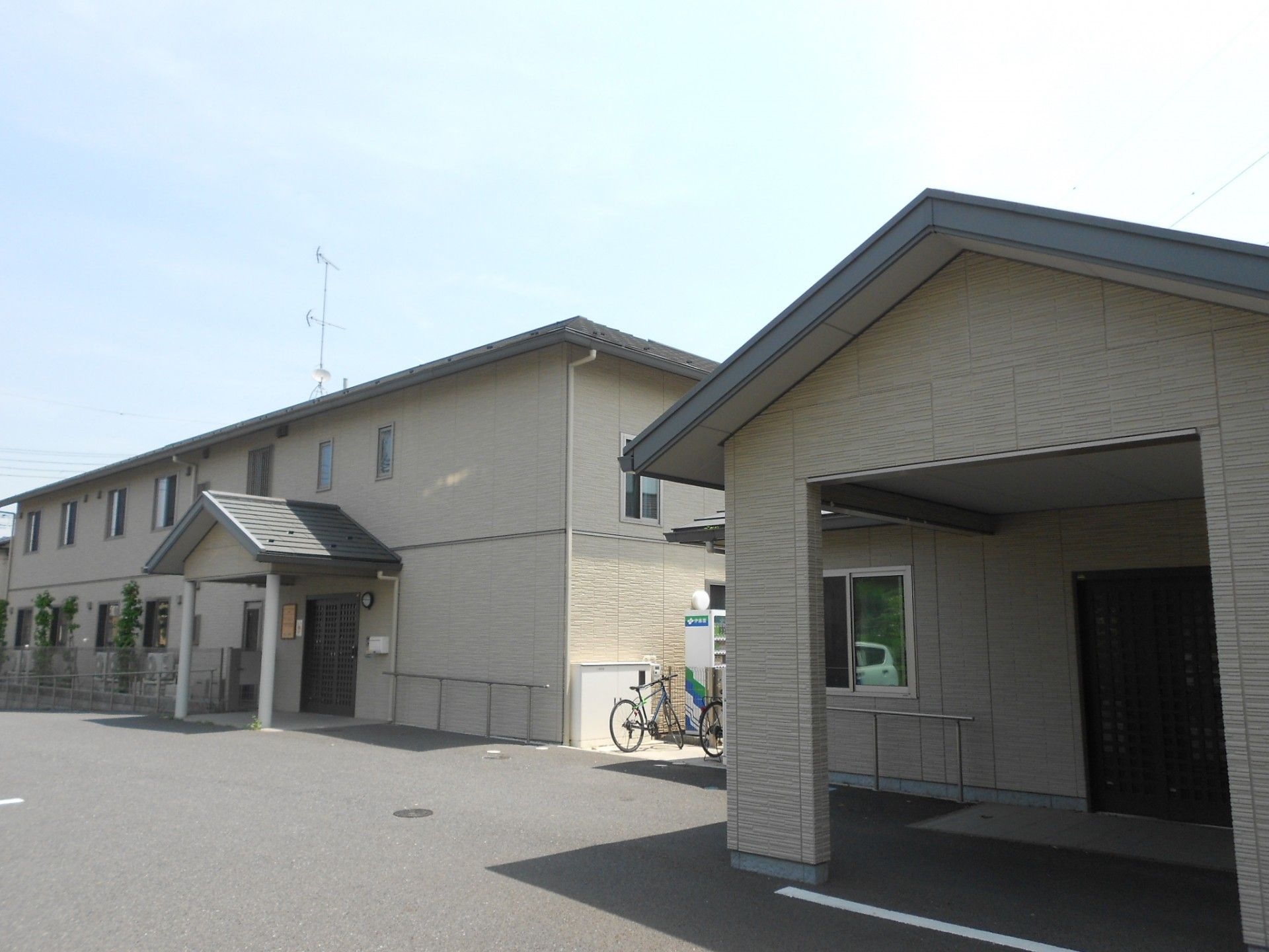 ゆったりとしたエントランスの建物
