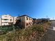 川沿いの静かな住宅街