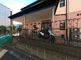 静かな住宅街の建物外観