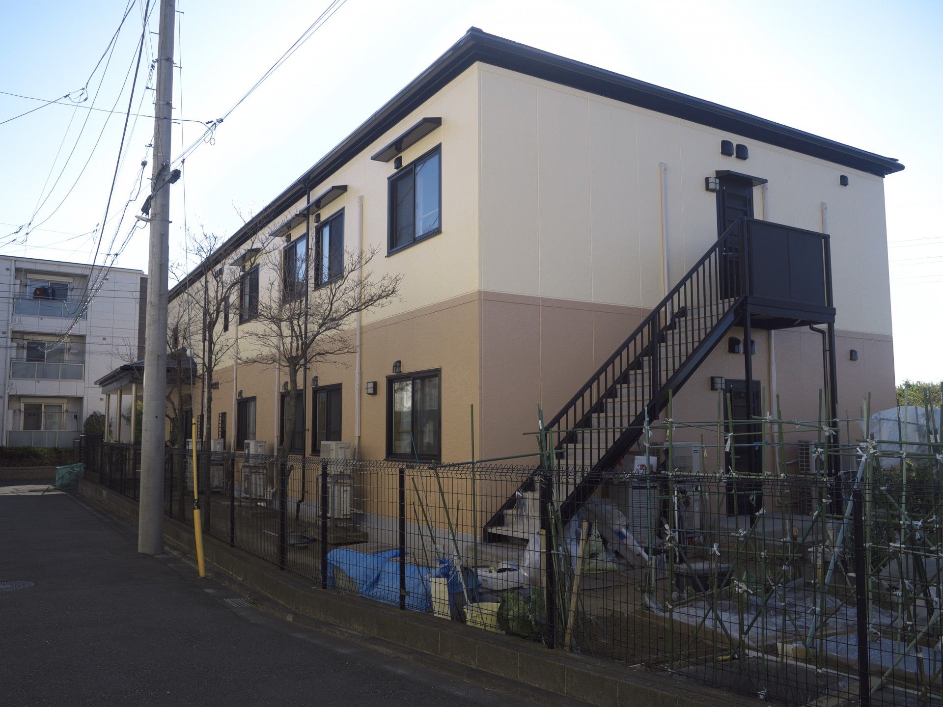 外観と階段の建物