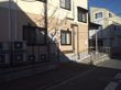 建物の外観とスロープ