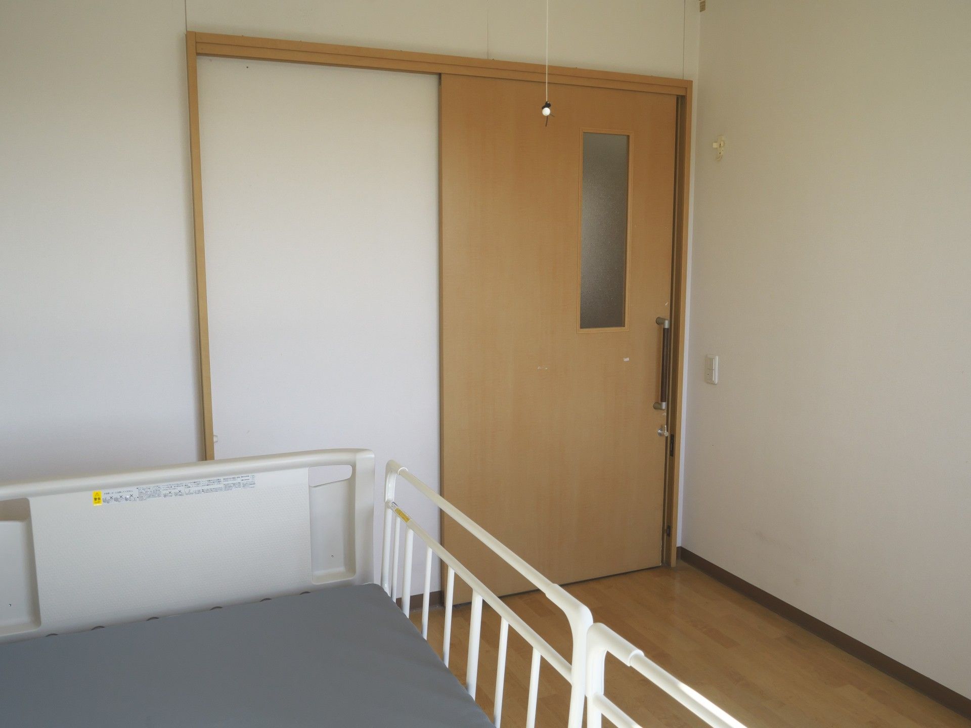 シンプルな居室の一角